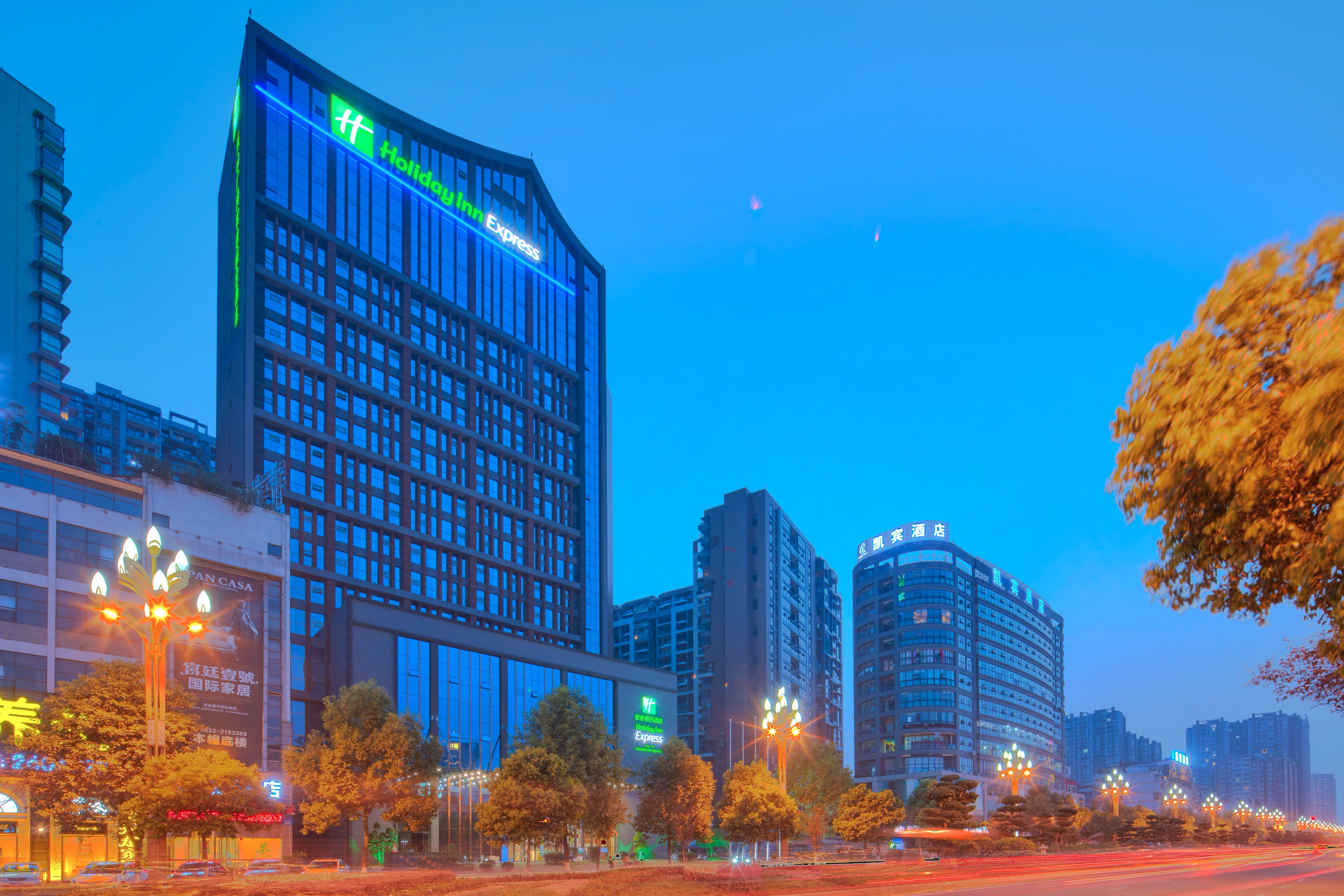 Holiday Inn Express Leshan City Square By Ihg High Speed Rail And Leshan Giant Buddha ภายนอก รูปภาพ